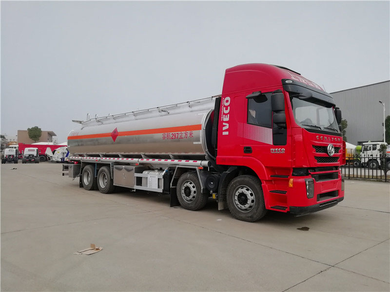 上汽紅巖29.7方前四后八鋁合金運(yùn)油車，20噸運(yùn)油車